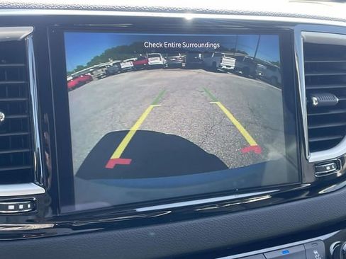 Used 2024 Chrysler Pacifica Touring-L FWD image 18