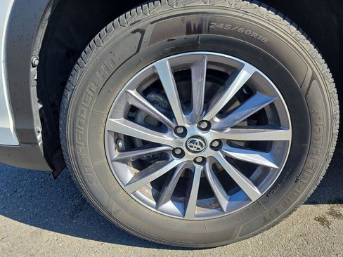 Used 2018 Toyota Highlander XLE w/ Carpet Mat Package (TMS) FWD image 14