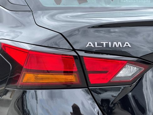 Used 2025 Nissan Altima 2.5 SV FWD image 12