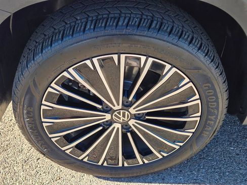 Certified 2025 Volkswagen Taos SE w/ Panoramic Sunroof Package FWD image 7