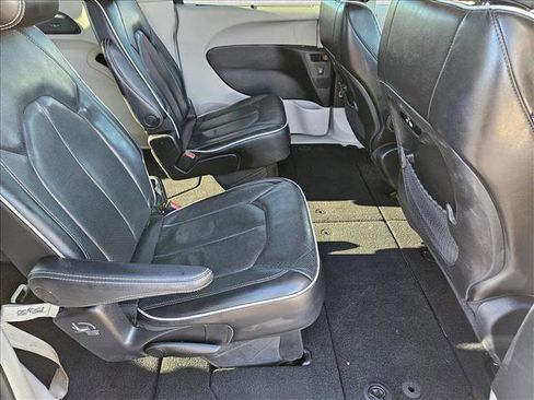 Used 2022 Chrysler Pacifica Limited image 19
