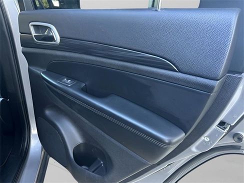 Used 2021 Jeep Grand Cherokee Laredo image 16