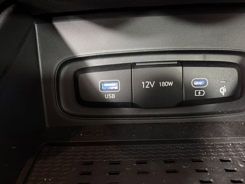 Used 2025 Hyundai Venue Limited image 21