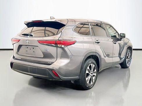 Used 2023 Toyota Highlander XLE FWD image 4