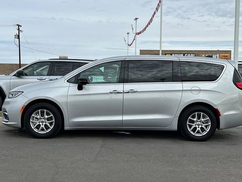 Certified 2024 Chrysler Pacifica Touring-L FWD image 11