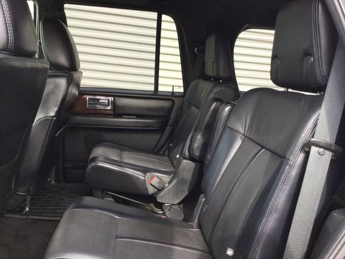 Used 2017 Lincoln Navigator Select image 9