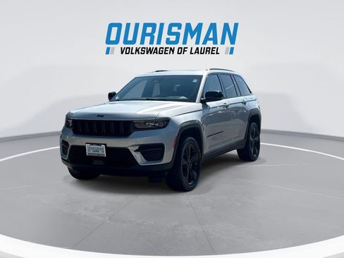 Used 2023 Jeep Grand Cherokee Altitude AWD/4WD image 4