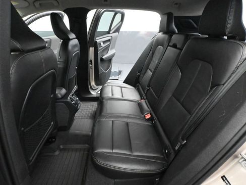 Used 2023 Volvo XC40 B5 Core image 38