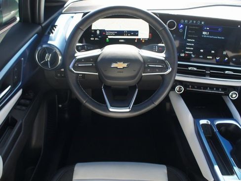 Used 2025 Chevrolet Equinox EV LT w/ Convenience Package image 4