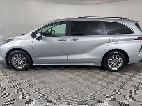 Used 2025 Toyota Sienna XLE image 48