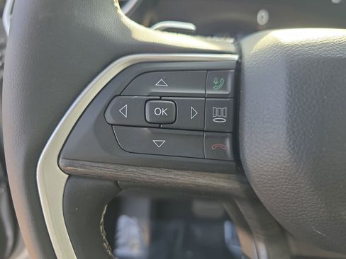 Used 2023 Jeep Grand Cherokee Limited w/ Black Appearance Package image 19