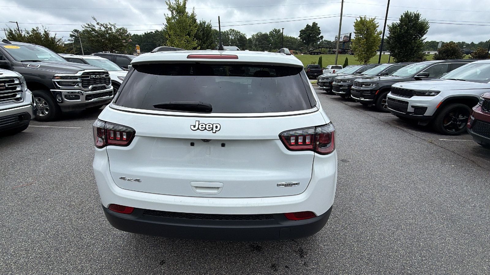 Used 2024 Jeep Compass Latitude w/ Altitude Special Edition AWD/4WD image 9