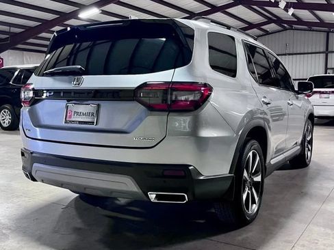 Used 2023 Honda Pilot Touring image 2