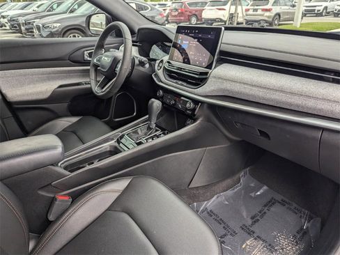 Certified 2024 Jeep Compass Latitude image 9