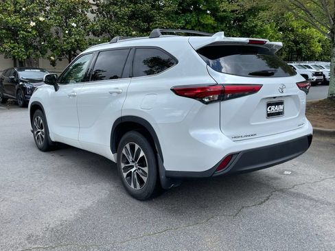Used 2022 Toyota Highlander XLE AWD/4WD image 5