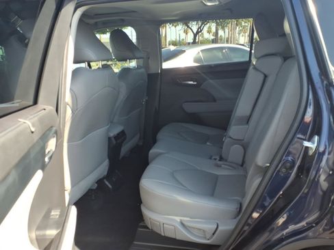 Used 2023 Toyota Highlander XLE FWD image 11