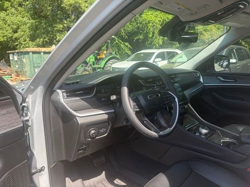 Used 2024 Jeep Grand Cherokee L Limited w/ Luxury Tech Group II AWD/4WD image 9