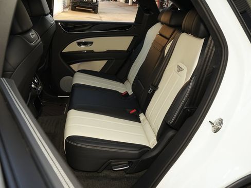 Used 2023 Bentley Bentayga Plug-In Hybrid image 23