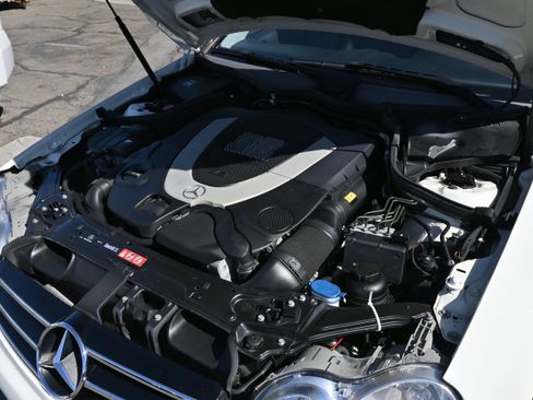 Used 2009 Mercedes-Benz CLK 550 Coupe image 40