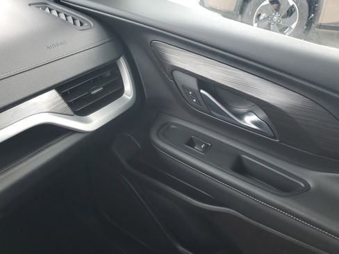 Used 2024 GMC Terrain SLE image 28