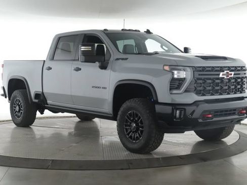 Used 2024 Chevrolet Silverado 2500 ZR2 w/ Technology Package AWD/4WD image 2