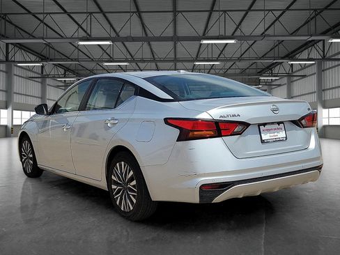 Used 2024 Nissan Altima 2.5 SV FWD image 3