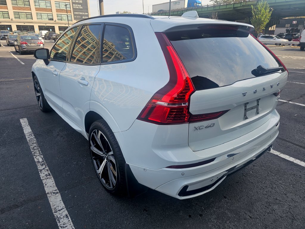 Used 2022 Volvo XC60 B6 R-Design AWD/4WD image 26