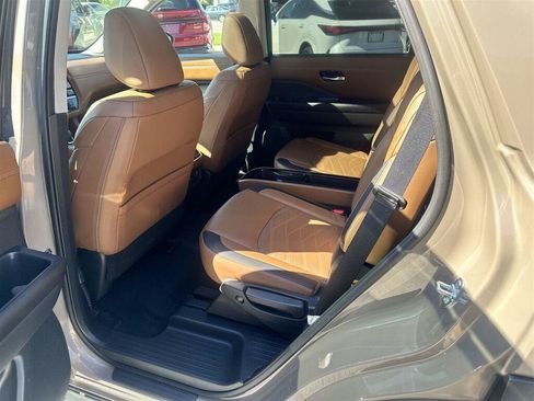 Used 2025 Nissan Pathfinder Platinum FWD image 25