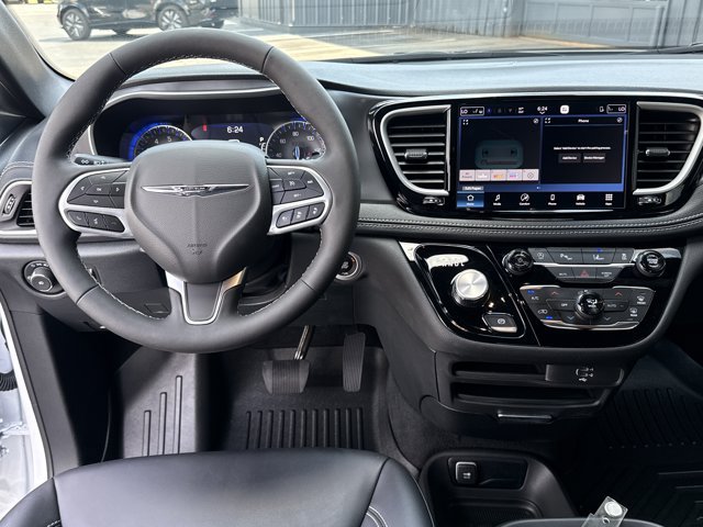 Used 2026 Chrysler Pacifica Select FWD image 8