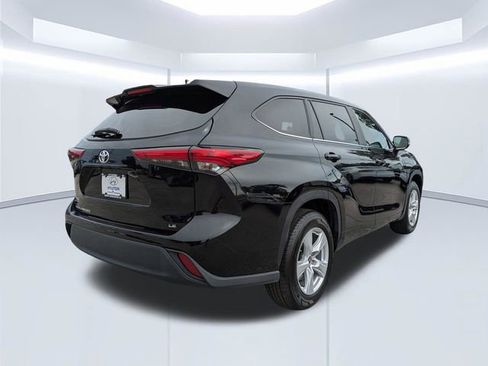 Used 2023 Toyota Highlander LE image 4