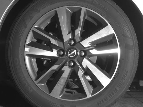 Used 2025 Nissan Versa SV image 12