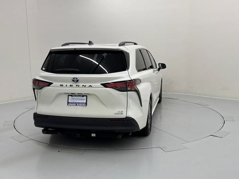 Used 2021 Toyota Sienna XLE w/ XLE Plus Package FWD image 5
