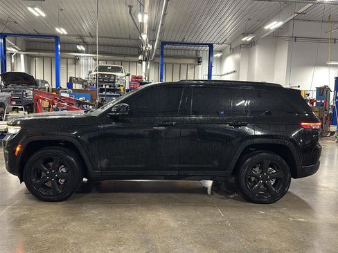 Used 2025 Jeep Grand Cherokee Altitude AWD/4WD image 2