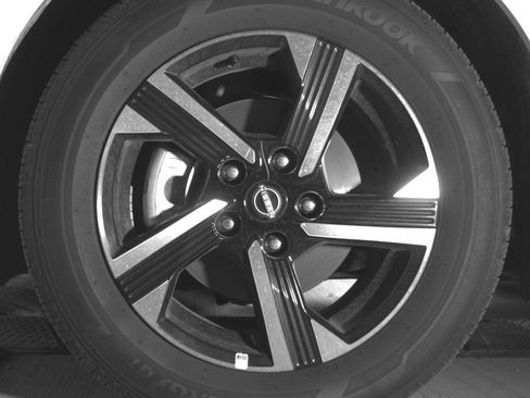 Used 2025 Nissan Sentra SV FWD image 12