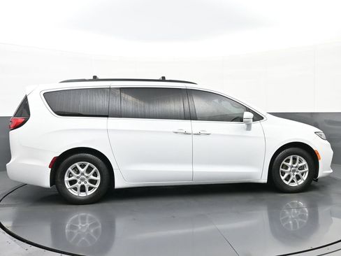 Used 2022 Chrysler Pacifica Touring-L image 2
