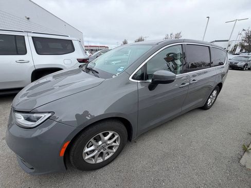 Used 2023 Chrysler Pacifica Touring-L FWD image 2