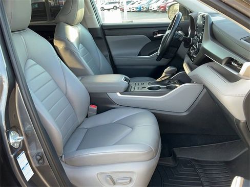 Used 2021 Toyota Highlander XLE image 19