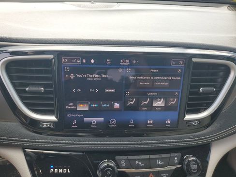 Used 2021 Chrysler Pacifica Touring-L FWD image 15