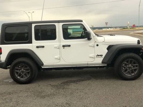 Used 2025 Jeep Wrangler Unlimited Sport AWD/4WD image 9