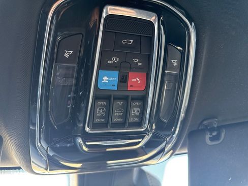 Used 2023 Jeep Grand Cherokee Overland w/ Luxury Tech Group IV AWD/4WD image 14