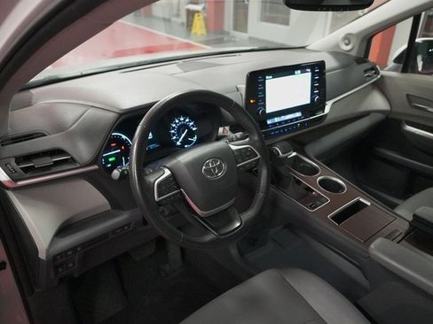 Used 2023 Toyota Sienna XLE w/ XLE Plus Package image 9