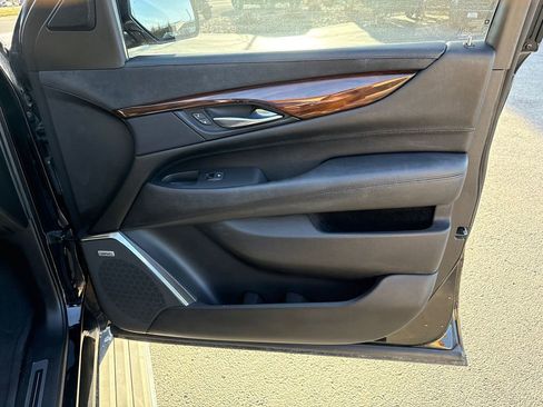 Used 2015 Cadillac Escalade Premium image 35