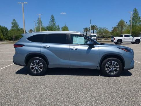 Used 2023 Toyota Highlander XLE image 3