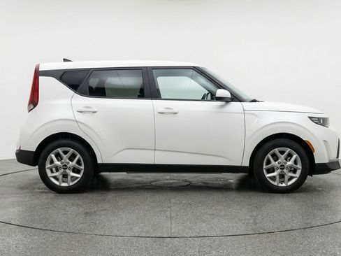Used 2025 Kia Soul LX w/ LX Technology Package image 11