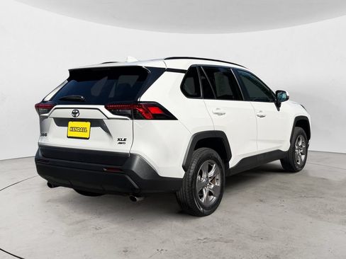 Used 2022 Toyota RAV4 XLE AWD/4WD image 5