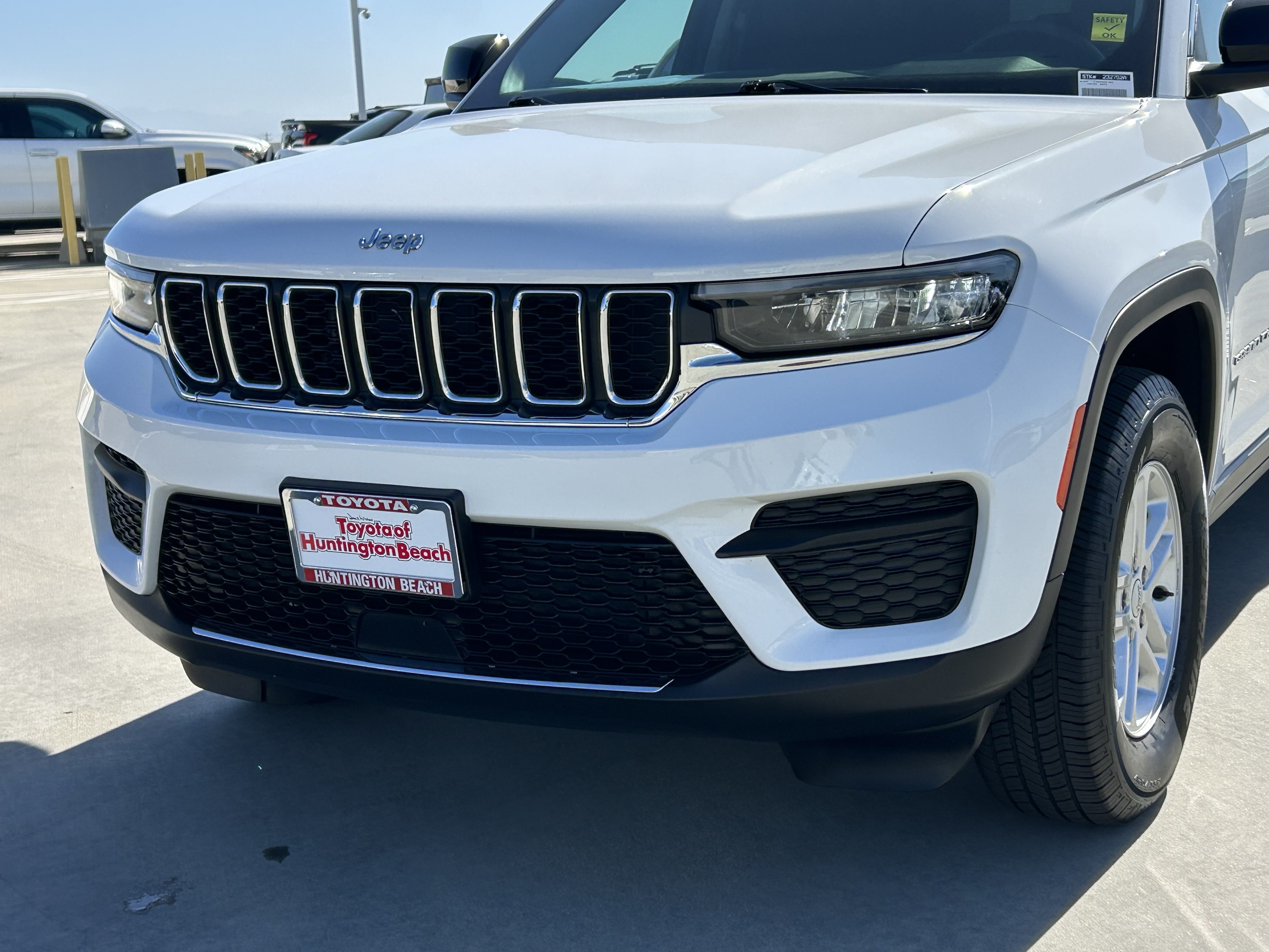 Used 2023 Jeep Grand Cherokee Laredo RWD image 7