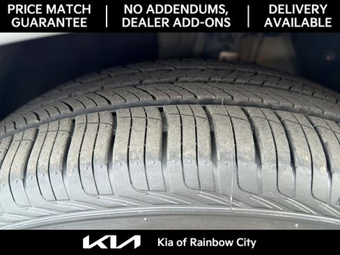 Used 2023 Kia Carnival LX image 12