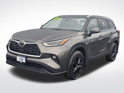 Used 2022 Toyota Highlander XLE image 3