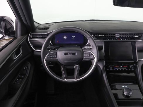 Used 2025 Jeep Grand Cherokee Altitude AWD/4WD image 34