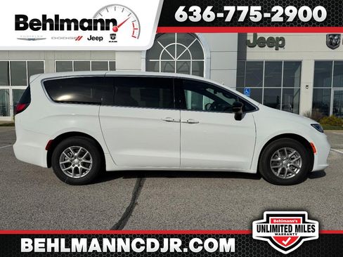 New 2026 Chrysler Pacifica Select image 1